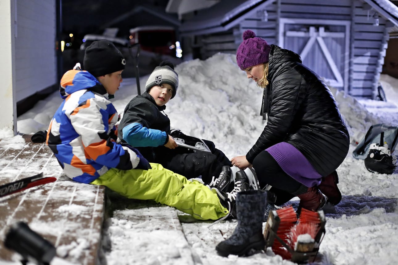 Laihialainen Marjo Tuomela-Urho on huomannut, että luistimet on järkevä laittaa jalkaan jo kotona ennen jäälle lähtemistä. Valtteri ja Oskari Urho harrastavat talvellakin jalkapalloa.