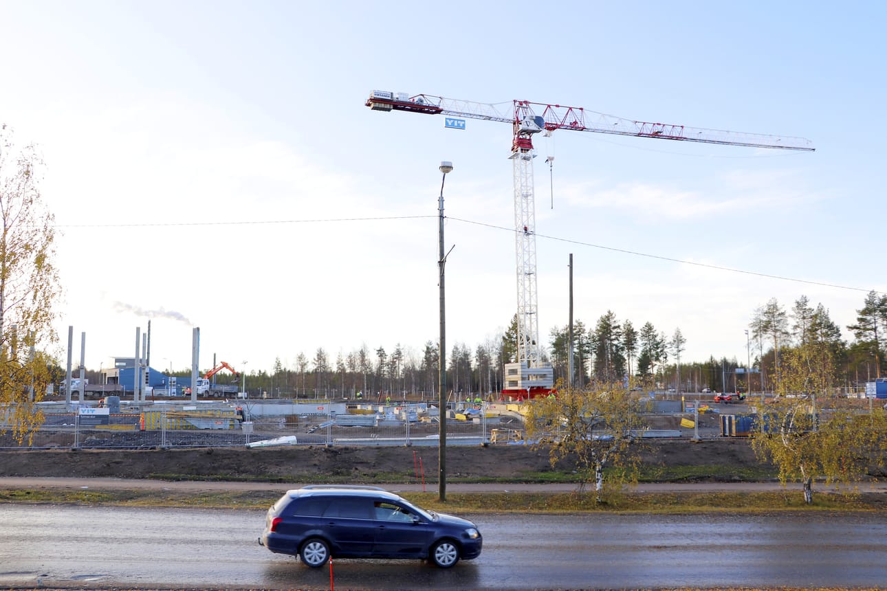 Korkea nostokurki on noussut Hyvän olon keskuksen rakennustyömaalle.
