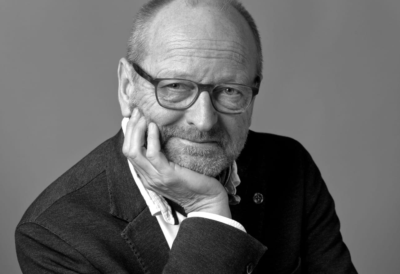 Tommy Hellsten on kirjailija, terapeutti ja kouluttaja, jonka tuotantoon kuuluvat klassikkoteokset Virtahepo olohuoneessa (1991) ja Saat sen mistä luovut (2000).
