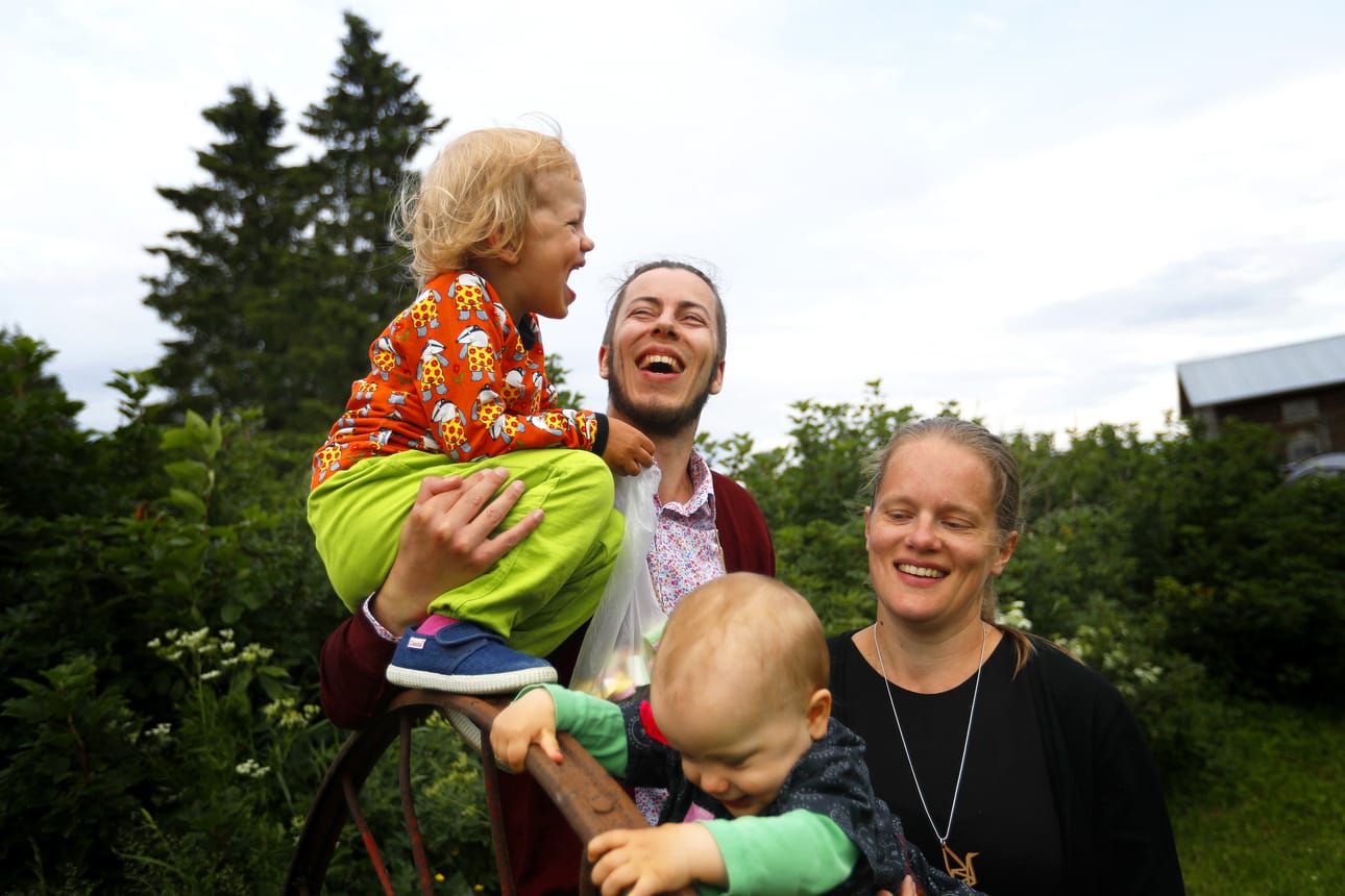 Kaarlo Keinänen (vas.), Pertti Keinänen, Iiris Keinänen ja Eija Keinänen asettuivat perhepotrettiin Suviseuroissa viime viikonloppuna Torniossa. Pertti Keinänen katsoo, että perhesuunnittelu on jokaisen vanhoillislestadiolaisen yksityisasia.