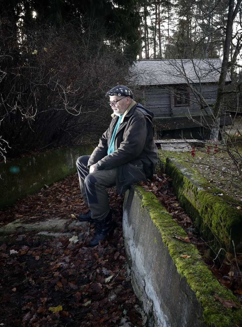 Lassi Kauko pitää jalkojaan niin sanotussa myllyruuhessa, eli kourussa, jota pitkin vesi ennen virtasi lähdelammesta puroon ja siitä edelleen Köyliönjärveen.