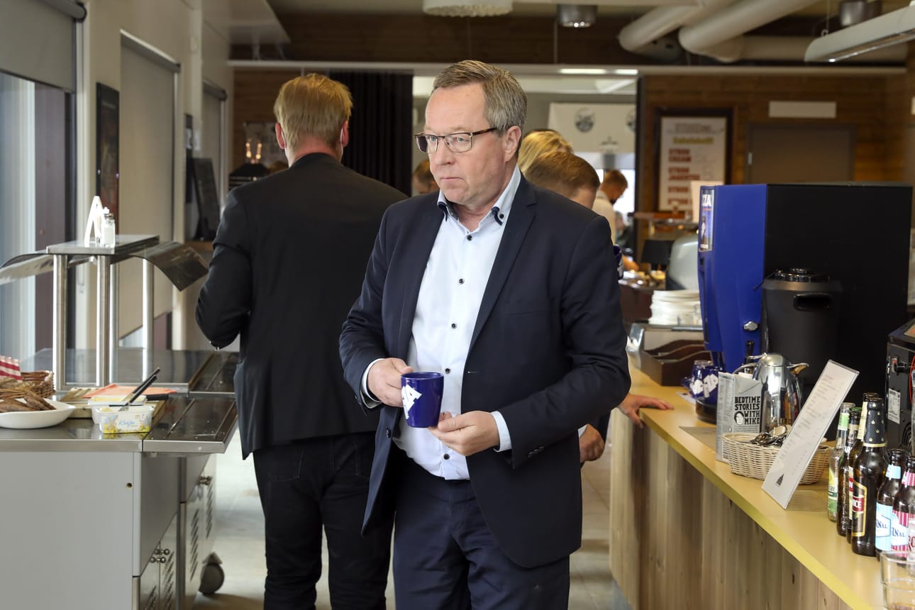 Elinkeinoministeri Mika Lintilä on yksi Sanna Marinin hallituksen kokeneimmista ministereistä. Hänen alkoholinkäytöstään ei ole aikaisemmin julkisuudessa puhuttu.