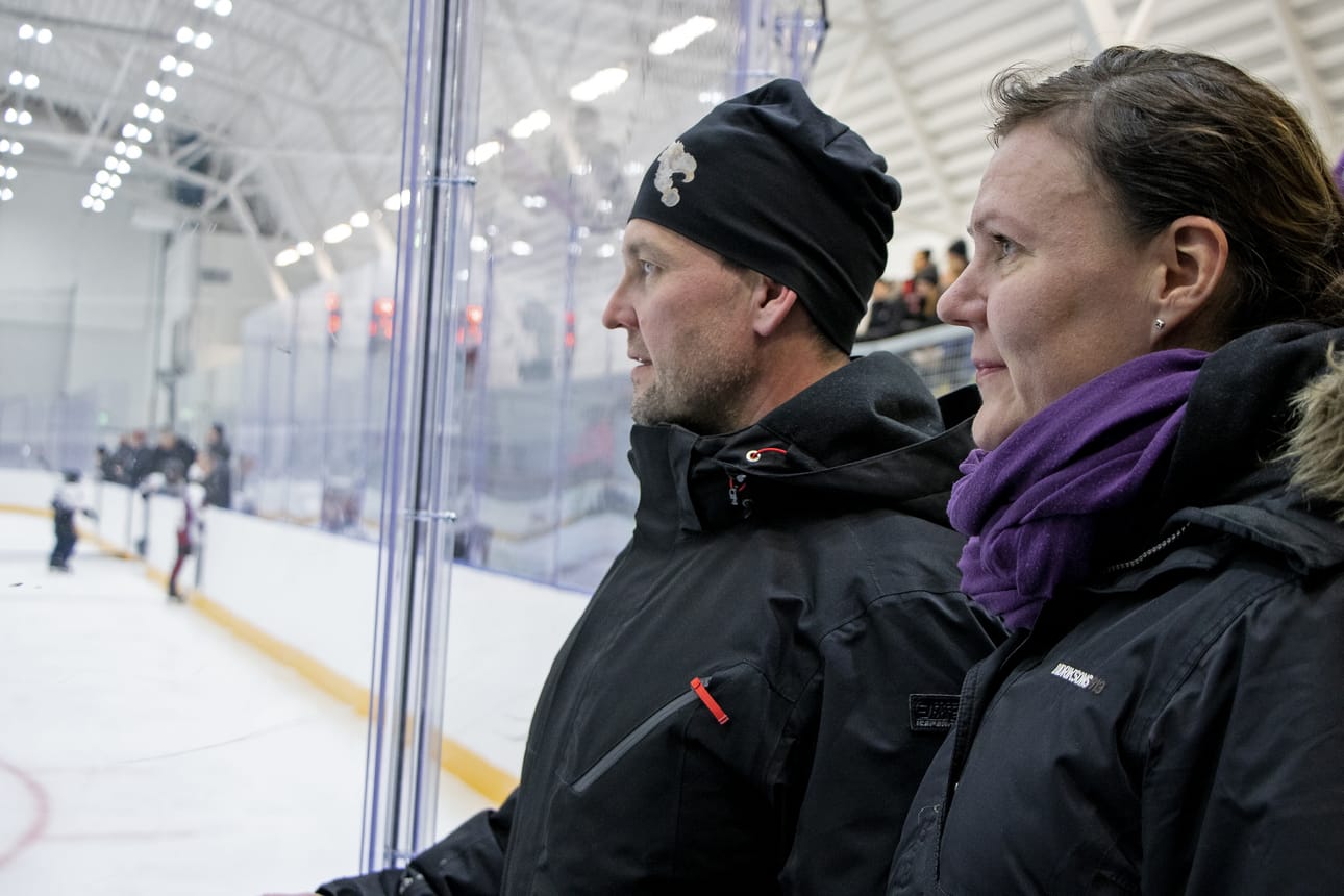 Pasi ja Pauliina Annunen seuraavat tarkkaan nuorimman poikansa, Joose Annusen otteita maalilla. - Joose tykkää pelata enemmän hyökkääjänä kuin maalissa. Tällä kertaa tuli kuitenkin pelipaikka maalissa, Pauliina Annunen paljastaa.