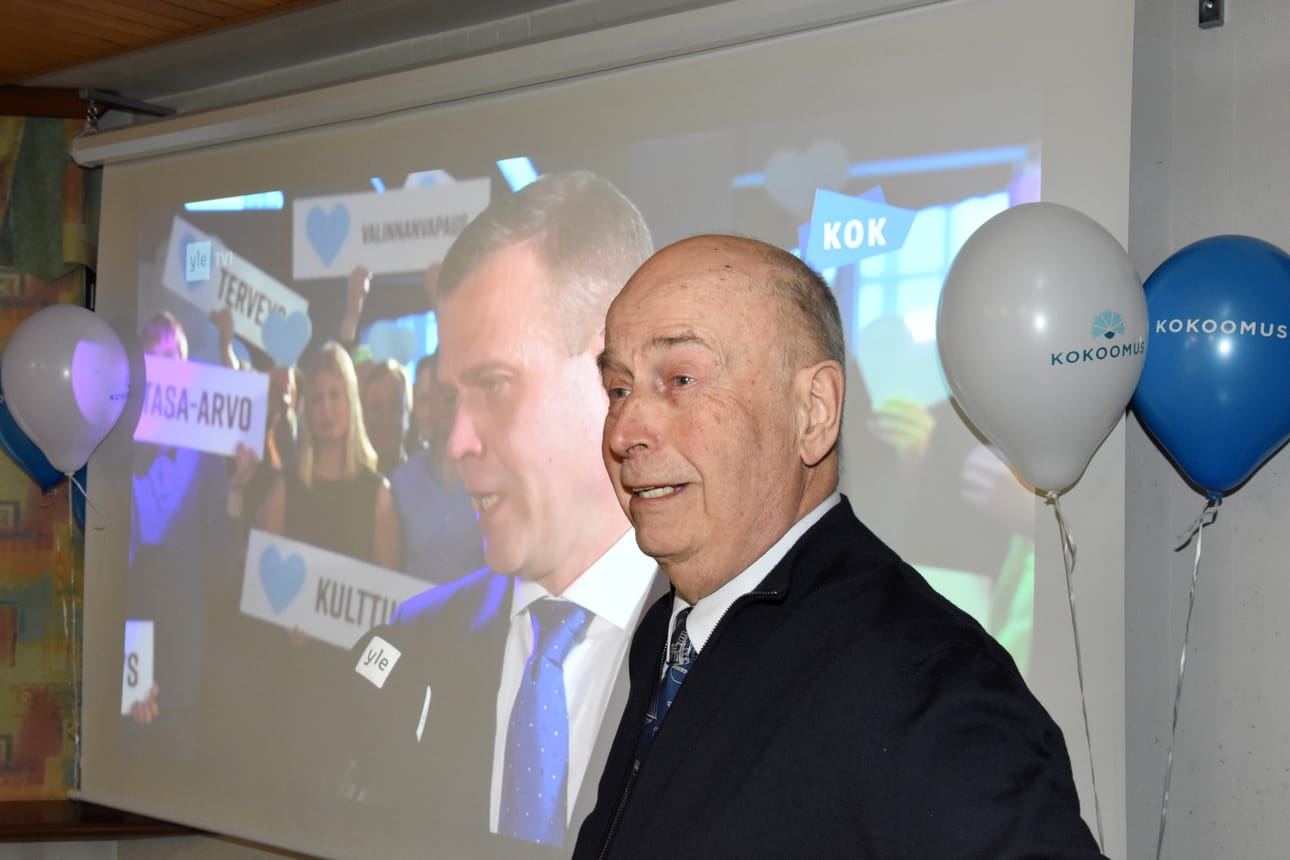 Martti Turunen kokoomuksen vaalivalvojaisissa.