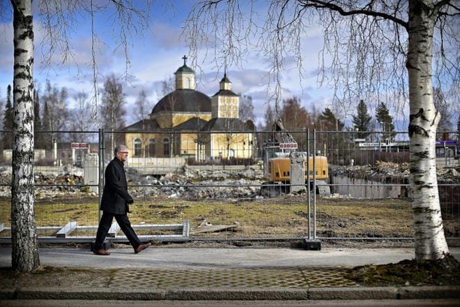 Vuonna 2014 Kurikan kaupungintalo oli maan tasalla. Nykyään paikalla oleva tori vetää muun muassa lapsiperheitä puoleensa. Tämän vuoksi kaupungintalolle esitetään uutta sijaintia. ARKISTOKUVA: TOMI KOSONEN