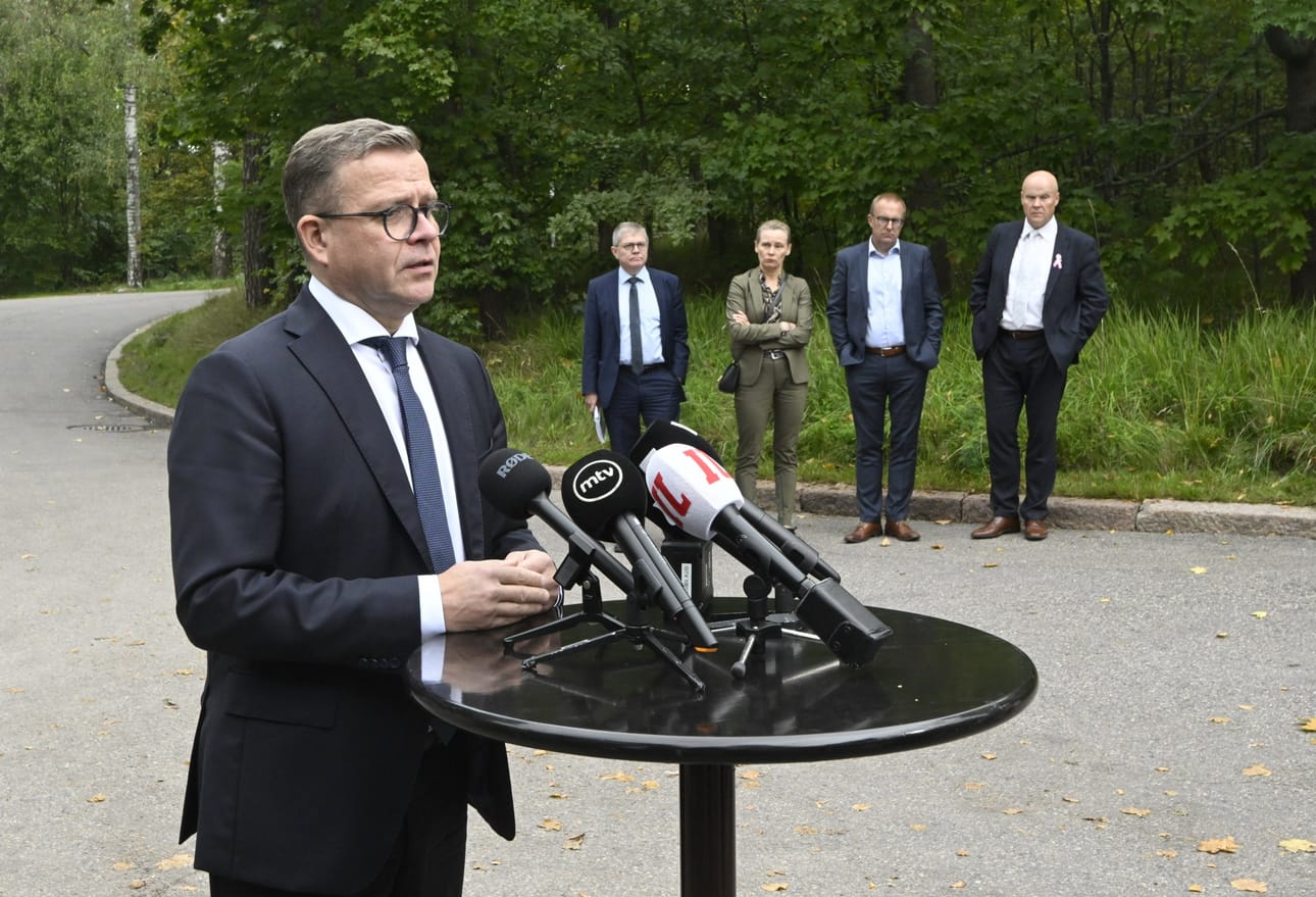 Pääministeri Petteri Orpo kommentoi Kesärannan edustalla aamupäivän keskusteluja. Taustalla kuuntelevat KT:n toimitusjohtaja Markku Jalonen (vas.), Akavan puheenjohtaja Maria Löfgren, SAK:n puheenjohtaja Jarkko Eloranta ja STTK:n puheenjohtaja Antti Palola. LEHTIKUVA / Markku Ulander