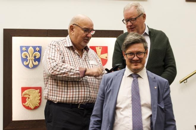 Kunnanjohtaja Rurik Ahlberg (edessä) korostaa, että Mustasaaressa budjetointi on selkeää ja läpinäkyvää, kaikkien ymmärrettävissä. Kunnanhallituksen puheenjohtaja Lasse Gästgivars (r.) ja kunnan talousjohtaja Rabbe Eklund taitavat laskea ensi vuoden tuloja. KUVA: ANNE LAURILA