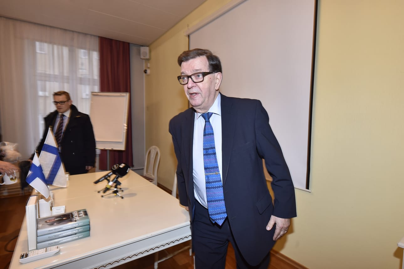 Paavo Väyrynen piti tiedotustilaisuuden Helsingissä tiistaina. Väyrynen nousee kampanjapäällikön mukaan presidenttiehdokkaaksi.