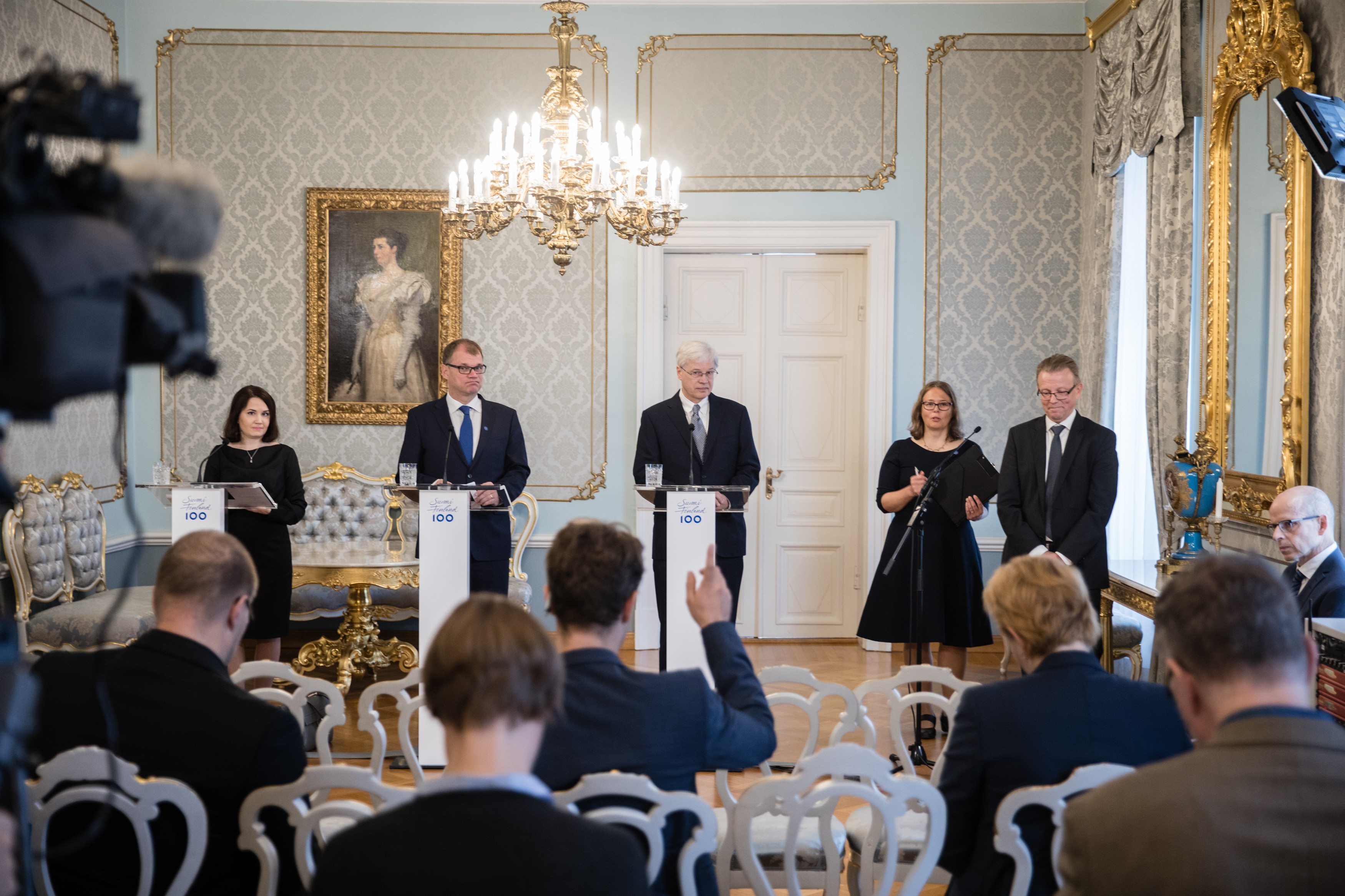 Pääministerin tiedotustilaisuus talousalan huippuhankkeesta