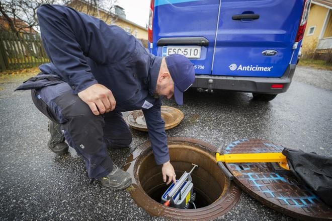 Huoltoteknikko Pasi Pentilä tarkastaa viemäriin asetetun sähköisen pyydyksen akkua ja katsoo, kuinka monta kertaa pyydys on lauennut. KUVA: JARNO PELLINEN