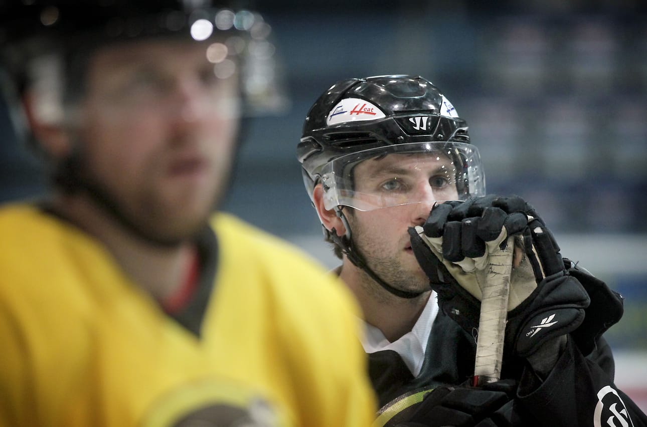 NHL-työsulun aikana Oulussa pelannut Kyle Turris ei ollut tyytyväinen kaikkeen Suomessa. Kuvassa etualalla Kärppien viime kauden toinen NHL-apu Jason Demers.