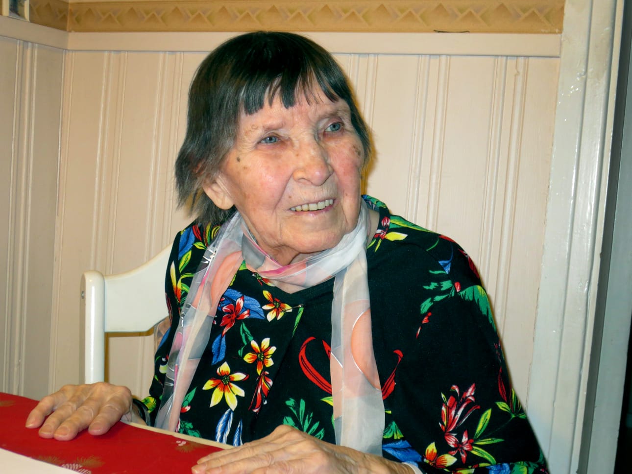 Eeva Järvelä on asunut lähes koko ikänsä Piehingissä. Hän pärjää kotonaan, kun tytär käy auttamassa. Syntymäpäiväänsä hän ei aio juhlia.