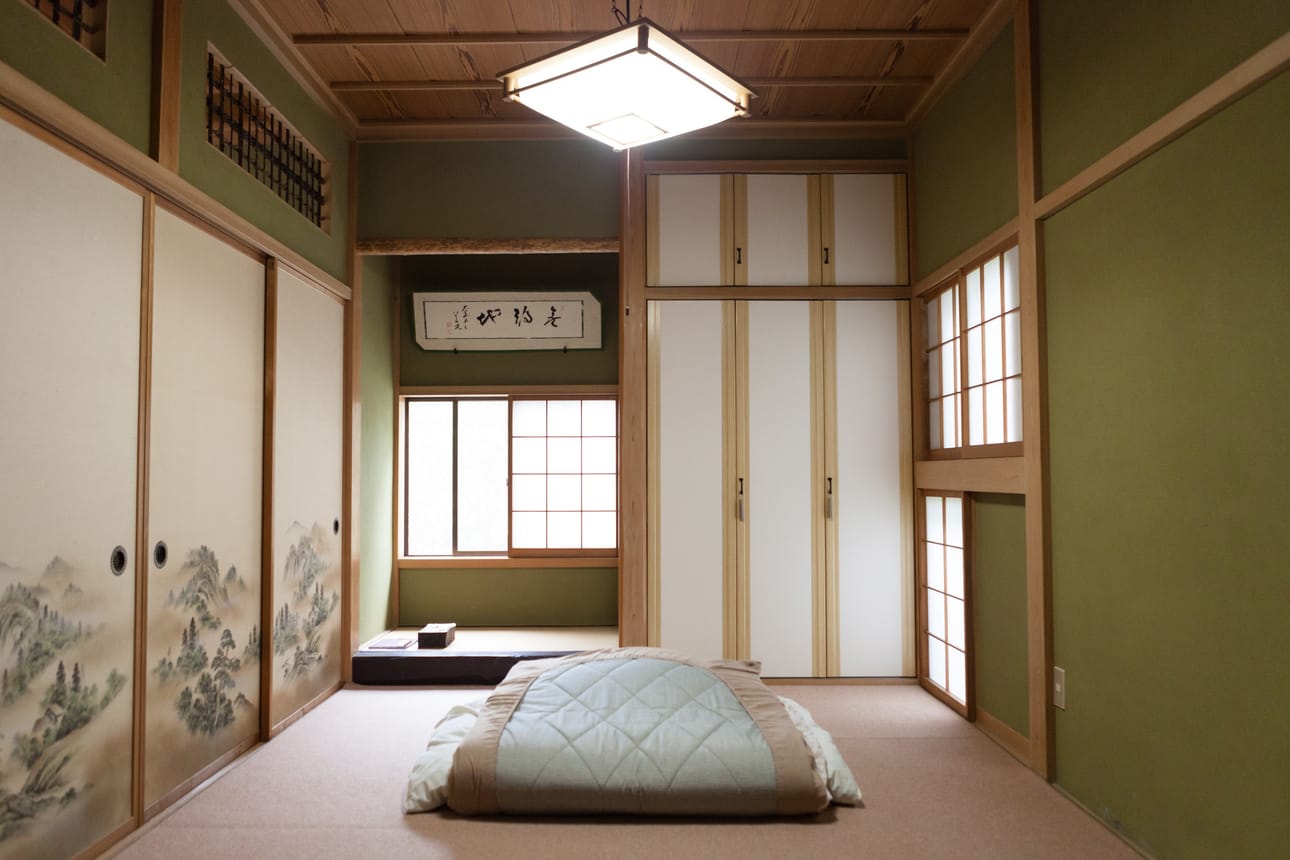 Vieras majoittuu perinteiseen tyyliin Konohana Familyssa: huoneessa on pieni ikkunasoppi sekä futon tatamilla. Huoneissa on sähkö ja langaton internet.