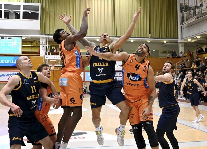 Karhu Basket on viimeksi pelannut Korisliigan ottelun lauantaina 19.3. Helsingissä, kun se kohtasi Seagullsin. Kuvassa pallosta kamppailevat Seagullsin Tuukka Kotti (vas.), Seth Allen ja Timo Heinonen sekä Karhu Basketin Teemu Suokas, Simeon Carter ja Rene Rougeau.