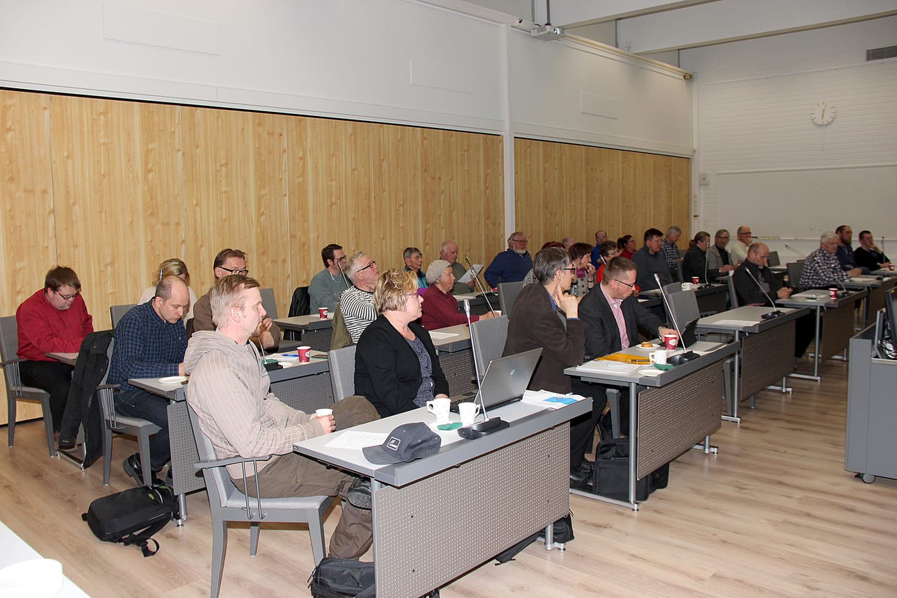 Iijokivisio ei täysin uponnut Pudasjärven valtuustosalin kuulijakuntaan, vaan valtakunnallisesti merkittävä 900 000 euron hanke saattaa upota luottamuksen puutteeseen. Taustalla Pudasjärven valtuuston tekemä myönteinen Kollaja-päätös, josta ei ennakoitu aiheutuvan imagohaittoja.