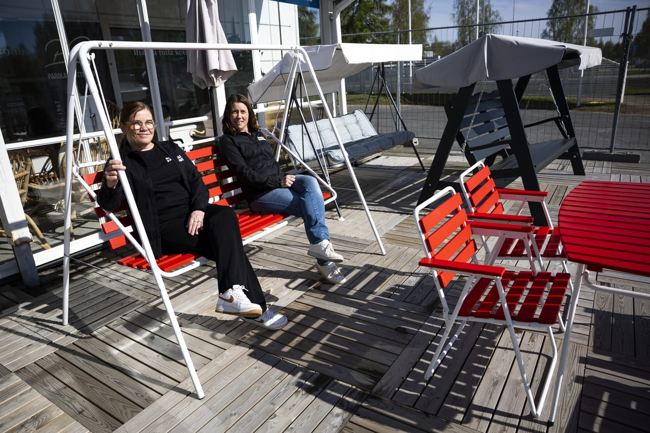 Metallikehikkoinen puutarhakeinu on oululaisen Kallen Kalusteen kestosuosikki, yrittäjät Sari Hartikka (vas.) ja Päivi Kortesalmi kertovat.
