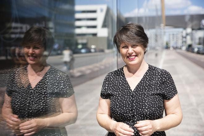 Parisuhdekouluttaja Marianna Stolbow vertaa parisuhdetta peiliin, jonka eteen uskaltautuva voi oppia itsestään uutta. KUVA: Arttu Laitala