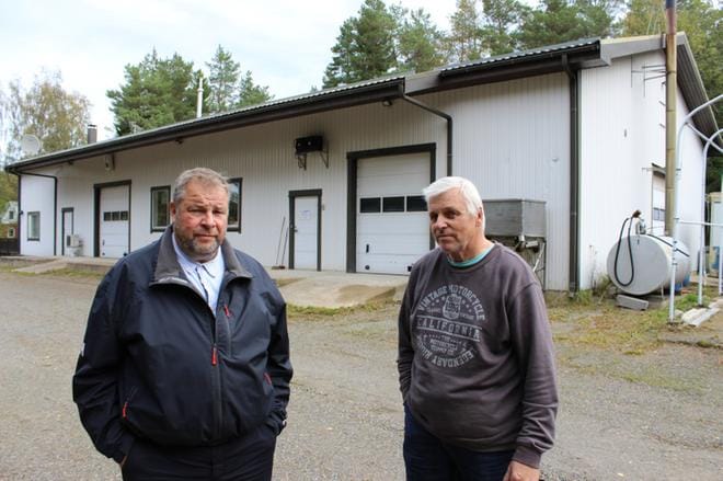 Esa Itälaakso osti Peter Lindbergiltä heidän takanaan näkyvät toimitilat. KUVAT: TAUNO RIIHILUOMA