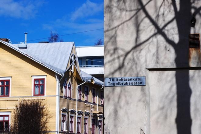Katujen nimikyltit ovat kaksikielisessä kaupungissa kahdella kielellä. Kaupunginvaltuuston puheenjohtaja, kansanedustaja Joakim Strans (r.) haluaisi kyltteihin nimen vielä englanniksi. KUVA: MINNA ANTILA