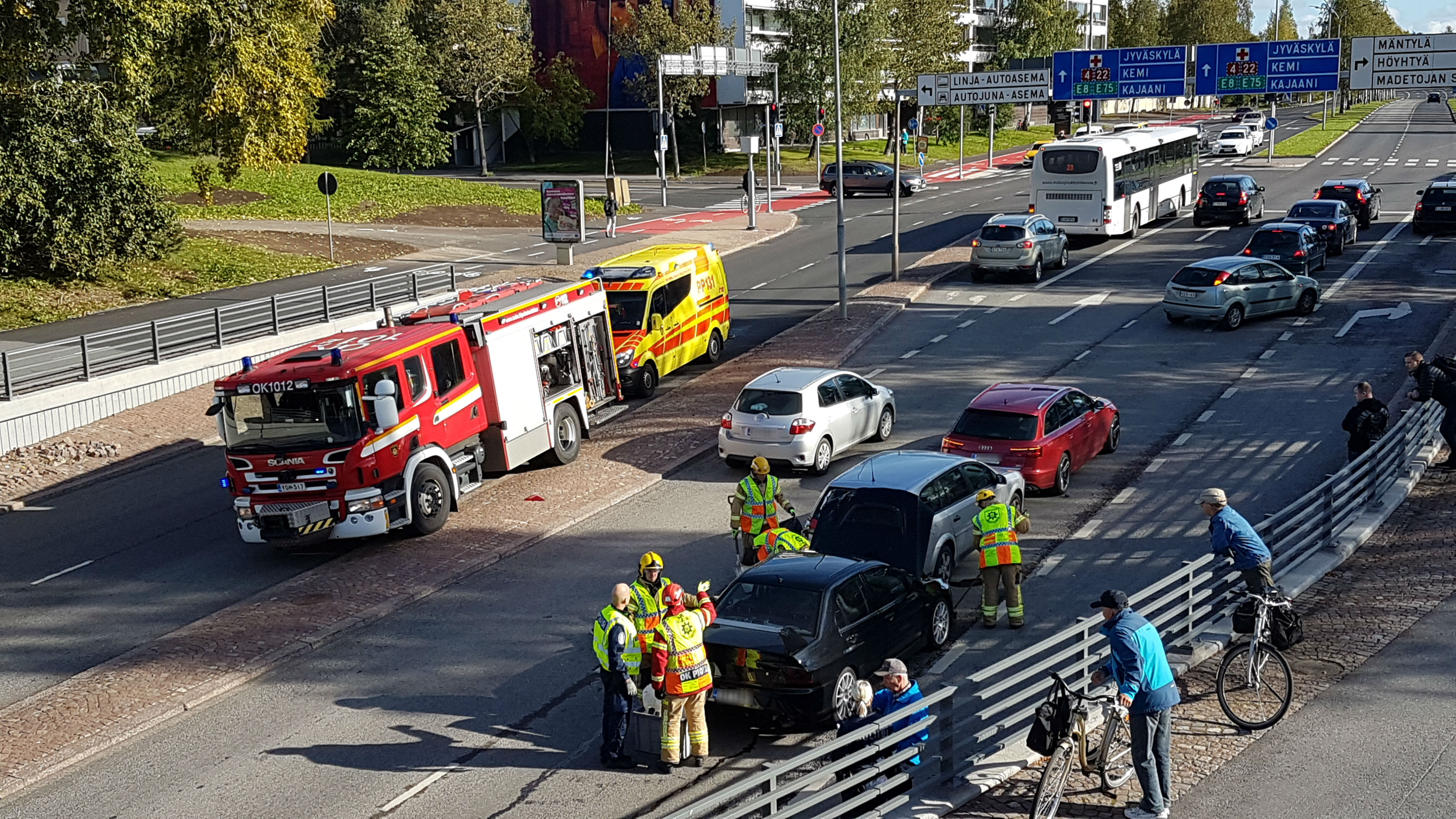 Lähellä eteläistä alikulkua sattui usean ajoneuvon onnettomuus.