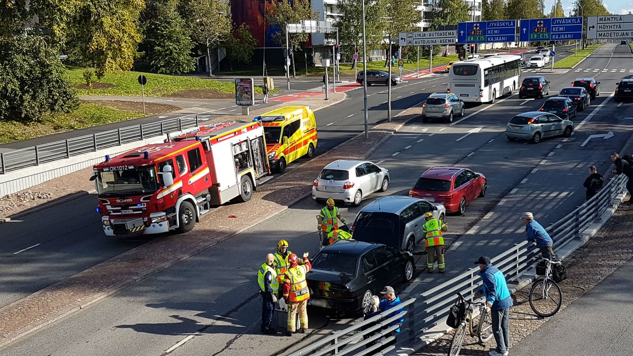 Lähellä eteläistä alikulkua sattui usean ajoneuvon onnettomuus.