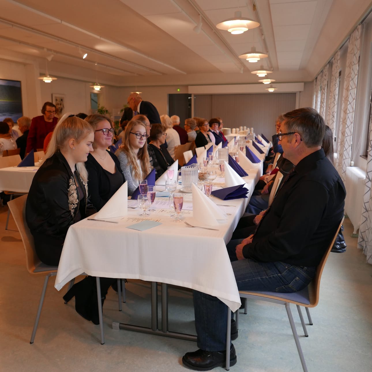 Juhlaväki täytti Kuusamon opiston ruokasalin sunnuntaina.