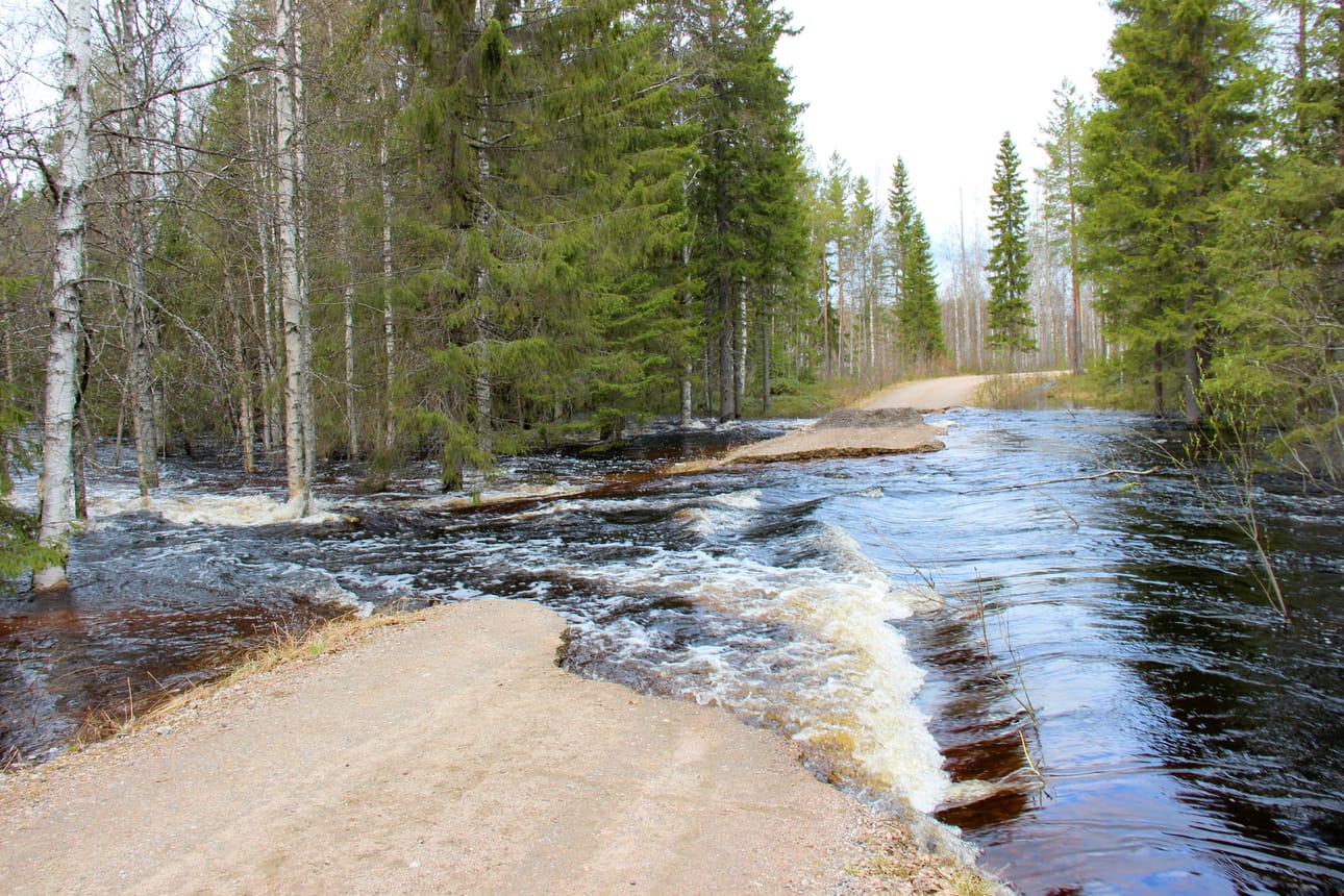 Myllytie vie Iijoen varteen kalastuskeskukselle, mutta sinne ei nyt autolla pääse.