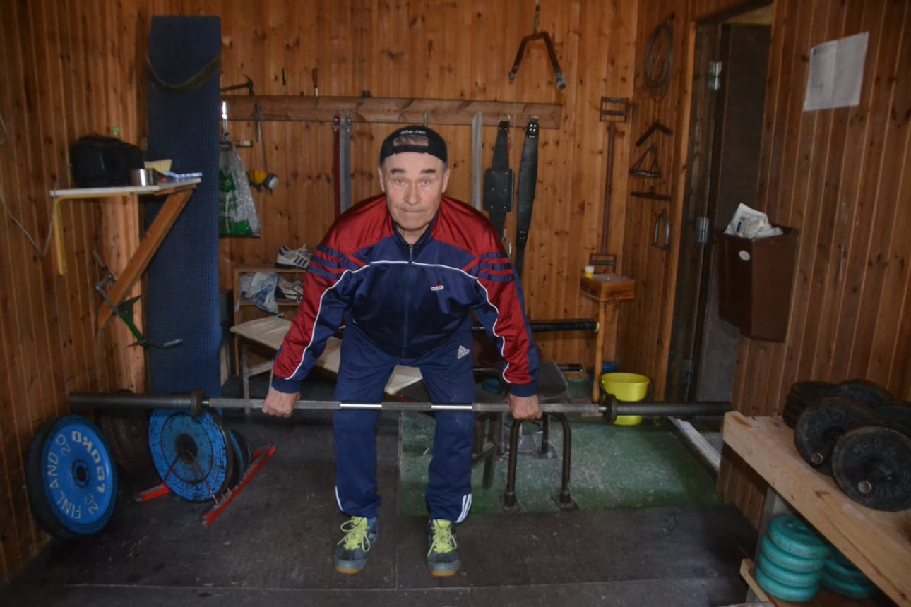 Matti Peltoniemi näyttää miten tempaus oikeaoppisesti suoritetaan.