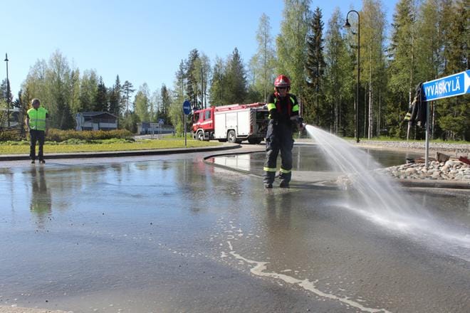 Palomies Janne Lampi Etelä-Pohjanmaan pelastuslaitokselta puhdisti onnettomuuspaikkaa Alavudella Tuurissa perjantaina iltapäivällä. Päivystäjä ja yksikönjohtaja Marko Mäenniemi ohjasi liikennettä. KUVA: REIJO HEIKKILÄ