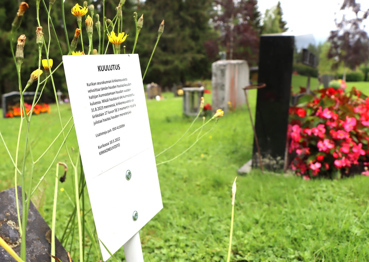 Hautakiven vieressä olevien heinien ja rikkaruohojen poistaminen on haudan haltijan vastuulla.