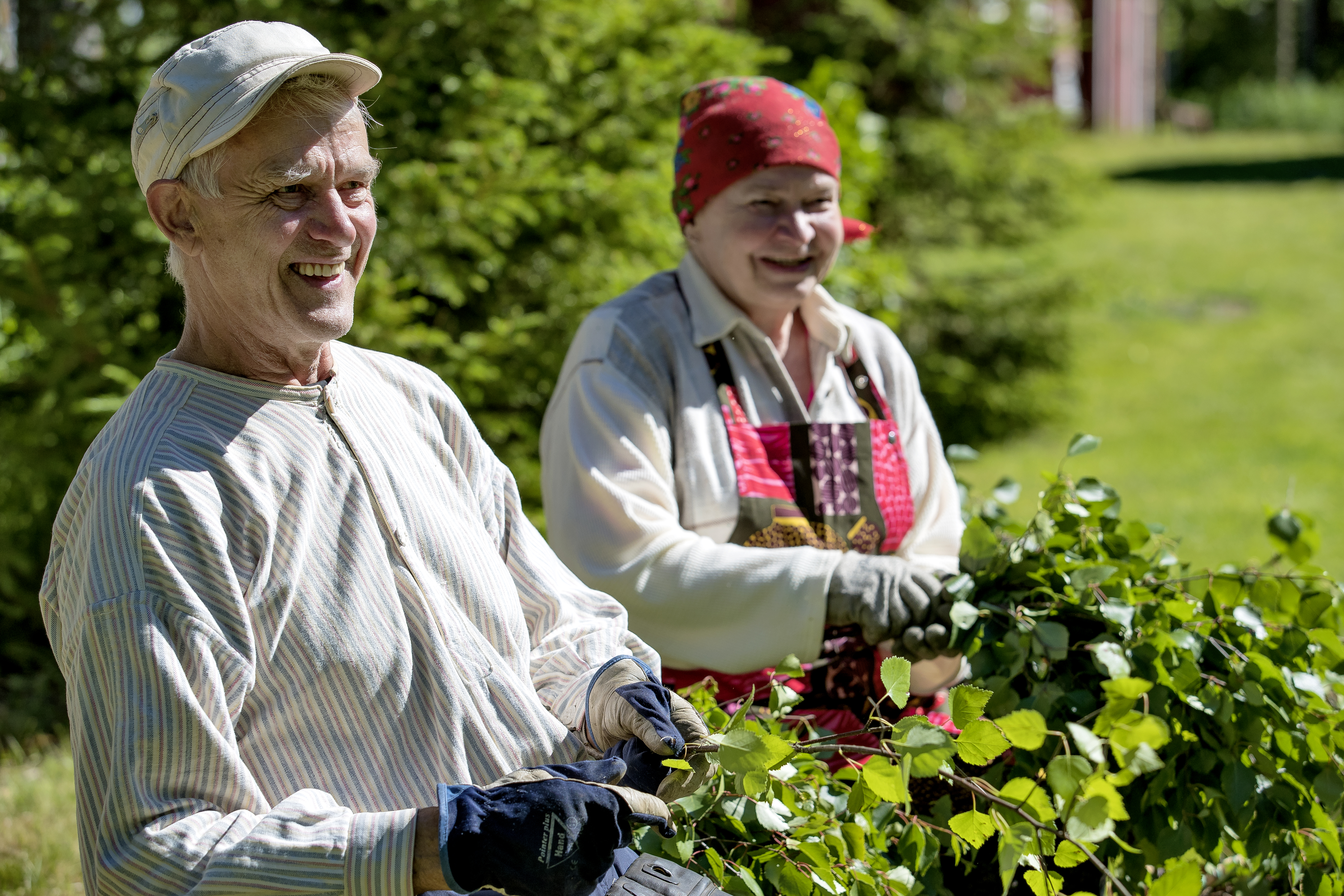 – Kun vaimon kanssa tekkee, sitte se vasta tullee hyvä vihta, Heikki Pelttari vastaa kysymykseen kumpi on oikea nimitys, "vasta" vai "vihta". Irmelillä ja Heikillä kuluu vuodessa parikymmentä vastaparia omaan saunomiseen.