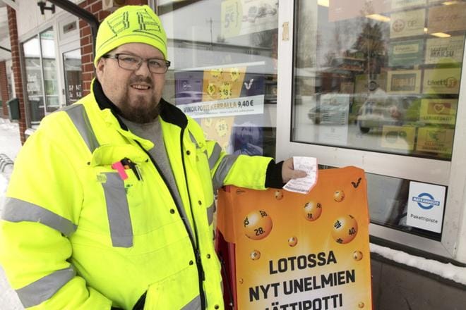 Vimpeliläinen Juha Mäkelä pisti numeronsa lottojahtiin keskiviikkona. Vuonna 2017 vimpeliläiset pelasivat Lottoa 68 eurolla per asukas. KUVAT: JARI KARJANMAA