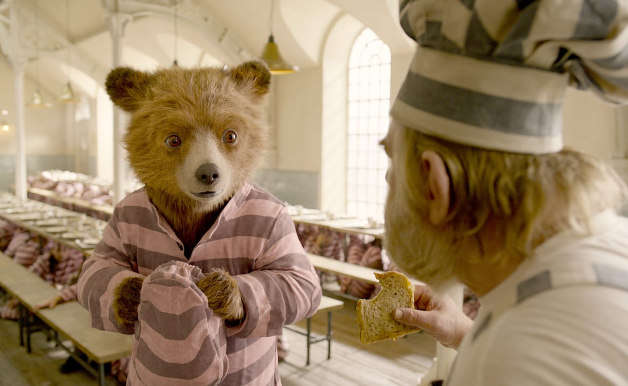 Paddingtonilla (Ben Whishaw) on parannusehdotuksia vankilan kokille (Brendan Gleeson).