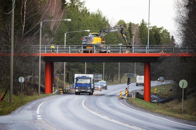 Noin puoli miljoonaa maksavan Nummikadun sillan peruskorjaus valmistuu viikon kuluttua. Sillan uuden ilmeen ja korjauksen voisi kuitata kahden eniten ansiotuloistaan veroa maksaneiden pohjalaisten verorahoilla. Kuva: Jarno Pellinen