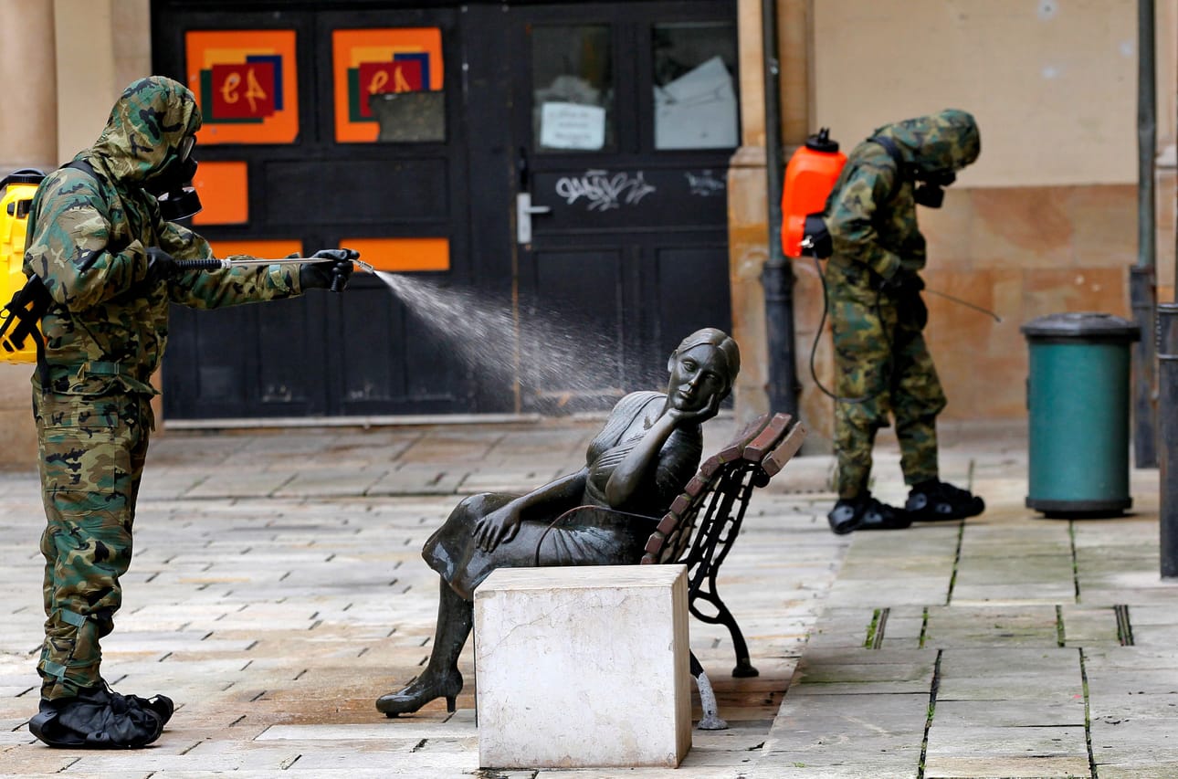 Sotilas desinfioi La Bella Lola -nimistä veistosta Oviedossa Pohjois-Espanjassa sunnuntaina.