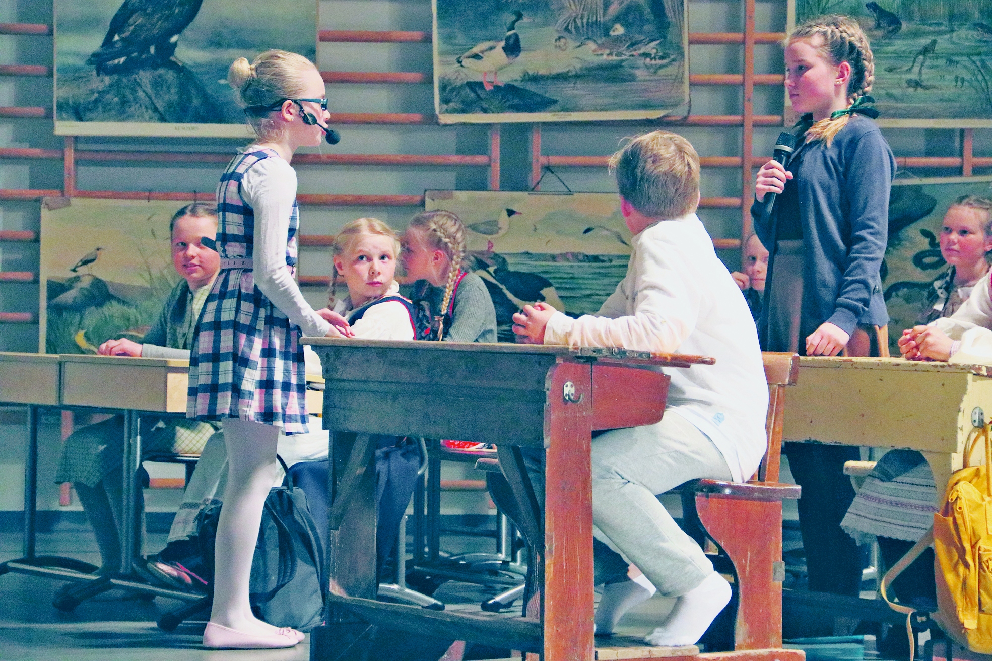 Jonoon järjesty! Ota väli! Luokkaan mentiin välitunnilta säntillisessä järjestyksessä.