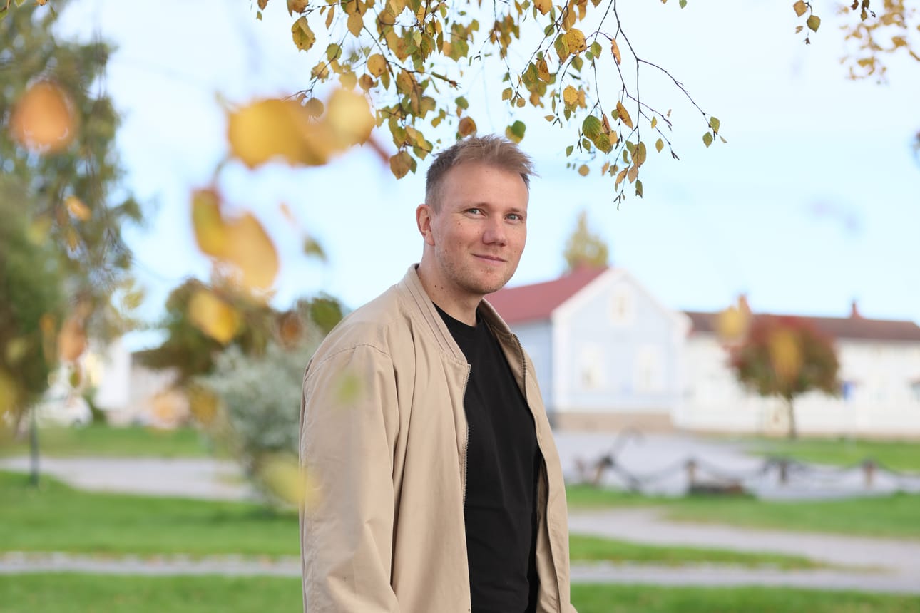 Samu Silvolalla tulee ensi keväänä kaksi vuotta Raahessa asumista täyteen. Hän pitää siitä, että nyt perhe ja ystävät ovat lähellä. Myös se on positiivista, että pesäpallokenttä sijaitsee tätä nykyä kivenheiton päässä. – Tanskassa minun piti aina katsoa pesistä Ruudun kautta etänä. Nyt siitä pääsee nauttimaan livenä, Silvola hymyilee.