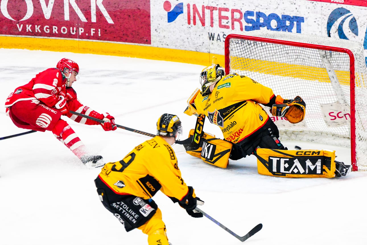 Eetu Levänen viimeisteli Sportin ainoan maalin keskiviikon ottelussa KalPaa vastaan. KalPan maalia vartioi Patrik Kerkola.