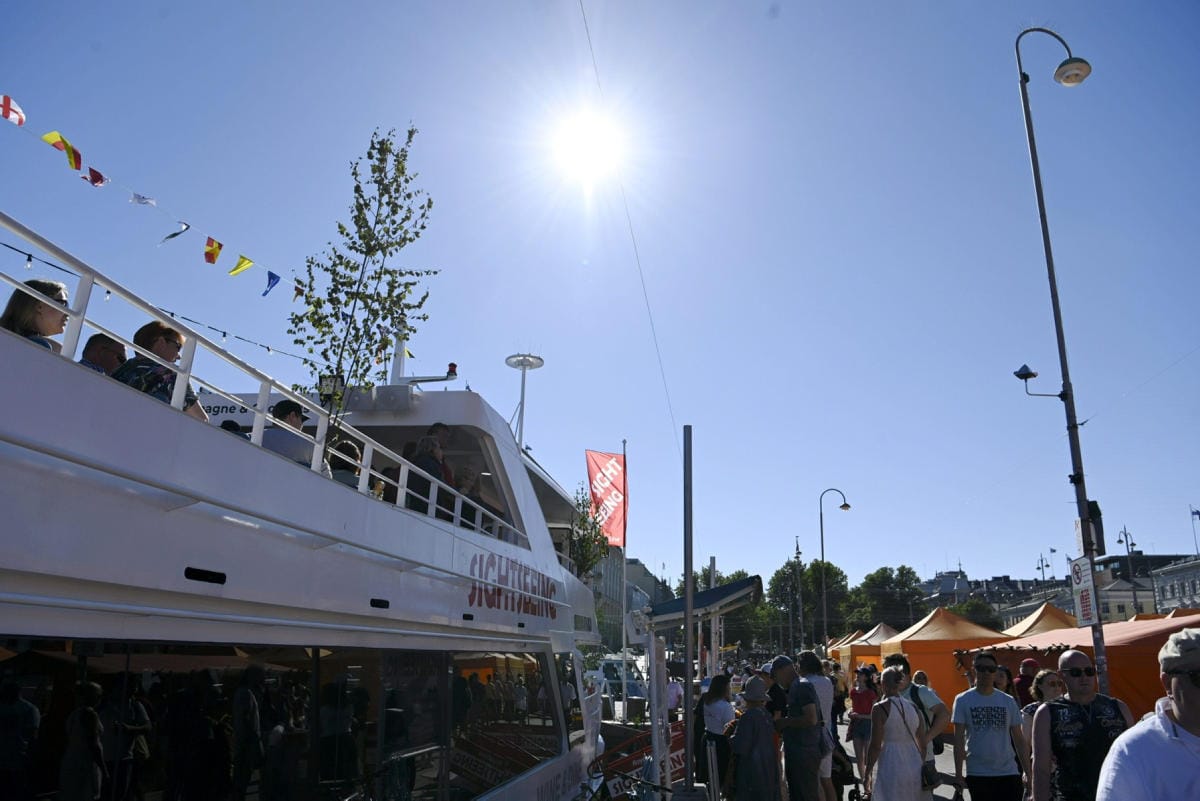 Ilmatieteen laitos on antanut sunnuntaille hellevaroituksen lähes koko maahan pohjoisinta Lappia lukuun ottamatta. LEHTIKUVA / ANTTI AIMO-KOIVISTO