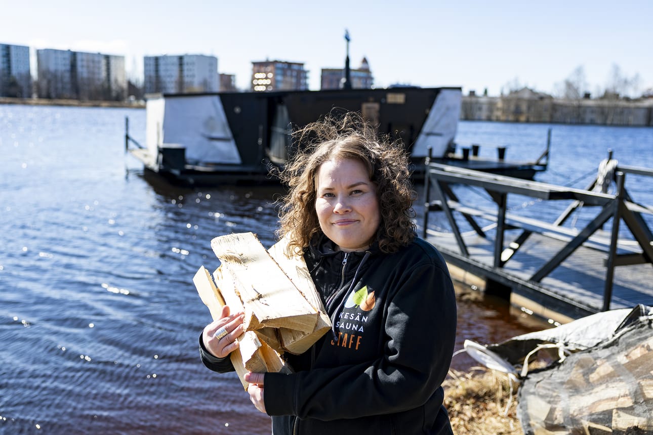 Oulun rantasaunaseuran puheenjohtaja Kati Koivunen on yksi Kesän saunan talkoolaisista ja lämmittää saunaa vuoroillaan.