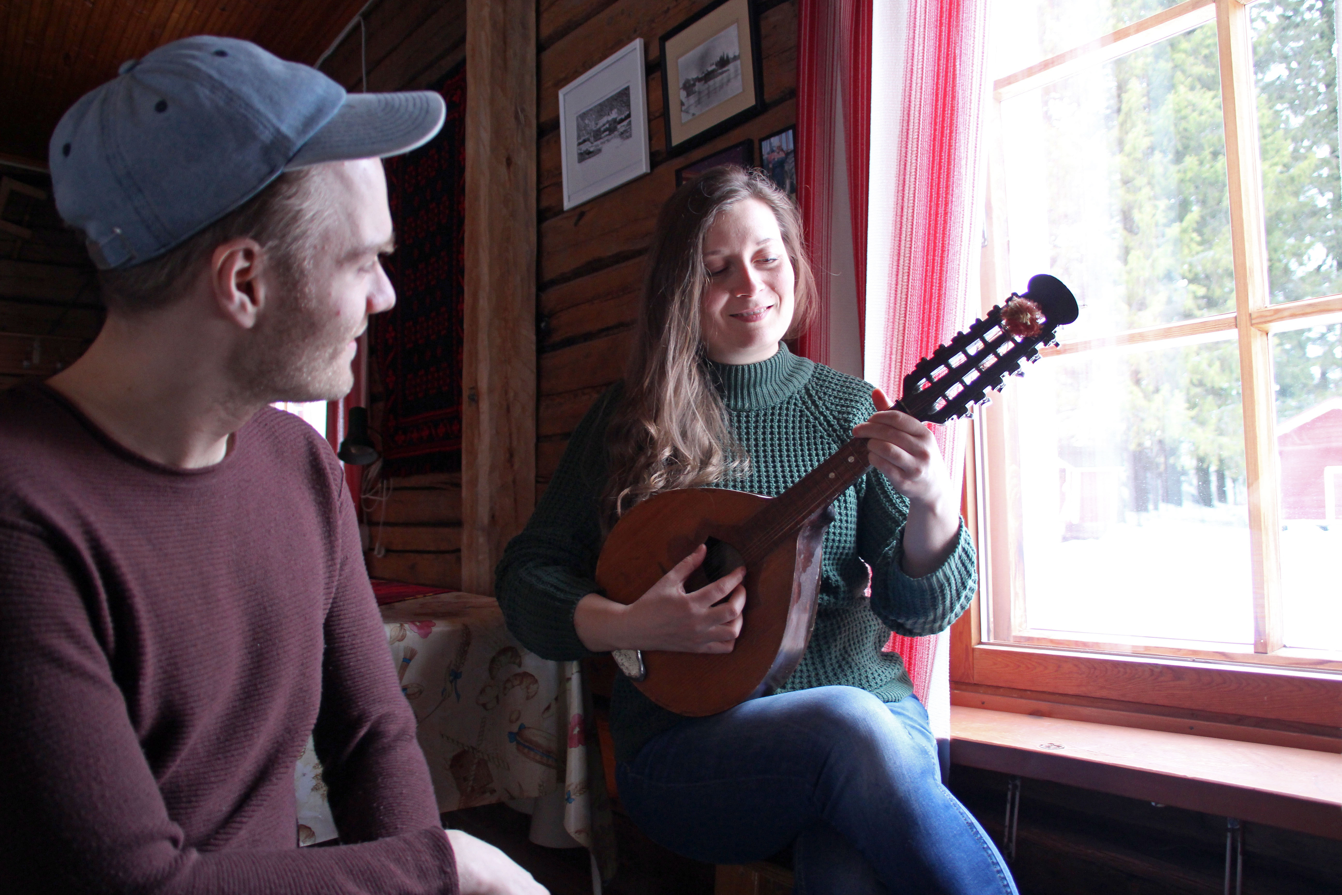 Petri Kuuselalle ja Tanja Torvikoskelle musiikin tekeminen englanniksi on ollut aina luontevaa ja he puhuvatkin keskenään eräänlaista fingelskaa.  Musiikin ammattilaiset ovat aina tehneet työtään intensiteetillä, jonka tulokset purkautuvat nyt levynjulkaisukeikkojen vahvalla läsnäololla.