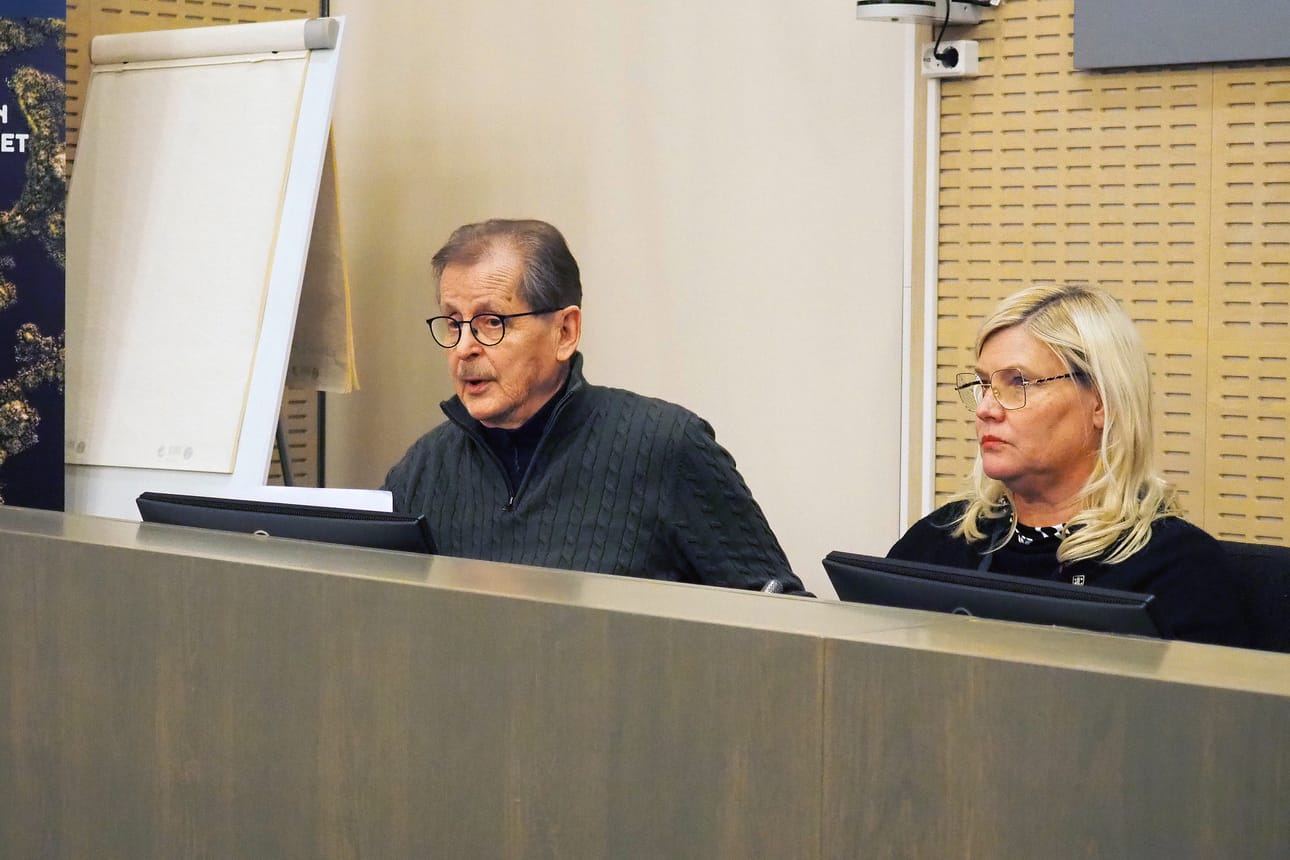 Kaupunginhallituksen puheenjohtaja Heikki Nivala (kesk.) ilmoitti keskiviikkona, että työ jatkuu ja neuvotteluissa ja jatkovalmisteluissa päätös huomioidaan. Kaupunginjohtaja Dina Solatie palasi juristin laatiman selvityksen jälkeen neuvotteluryhmän johtoon.