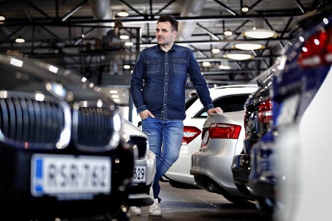Bayerncar avasi uuden autokauppansa keväällä. Kuvassa toimitusjohtaja Joni Nelimarkka. Kuva Tomi Kosonen