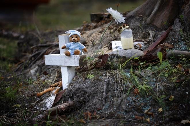 Henkilöauto suistui tieltä ja törmäsi puuhun Seinäjoen Hyllykalliolla 16.6. Auton kuljettaja ja etupenkillä istunut matkustaja menehtyivät. Parikymppiset miehet olivat Seinäjoelta ja Vaasasta. Onnettomuuspaikalle Kivisaarentiellä on ilmestynyt valkoinen risti muistuttamaan kesäyönä sattuneesta tragediasta. Kuva: Tomi Kosonen