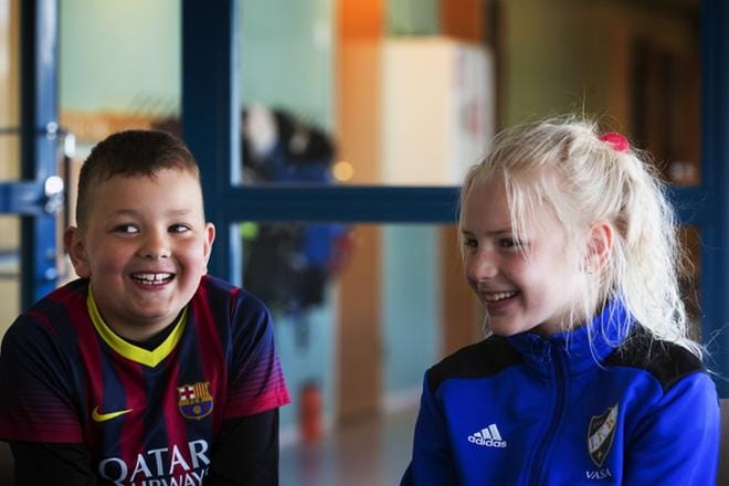 Patrik Bengs ja Aini Autio nauttivat liikunnallisesta leiriohjelmasta. Molempien lempilaji on jalkapallo.