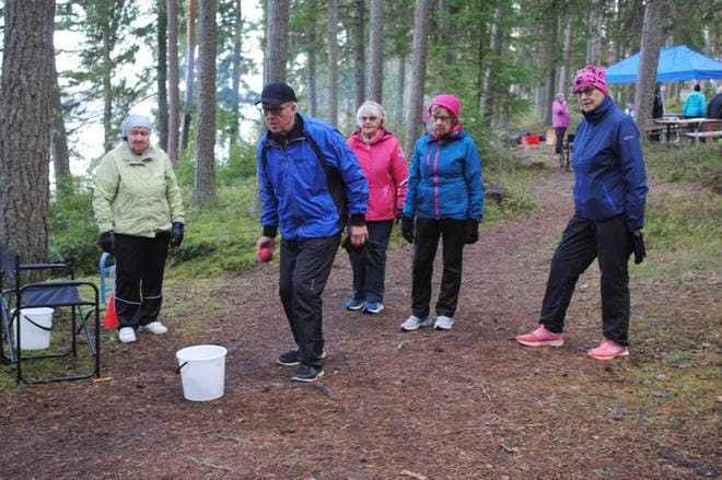 Heikki Jaskari heittää boccia-palloa. Vuoroaan odottelevat Iida Nevansuu, Eliisa Vähämaa, Maria Häkkilä ja Hilkka Jaskari. KUVA: EEVA-LIISA KULJU