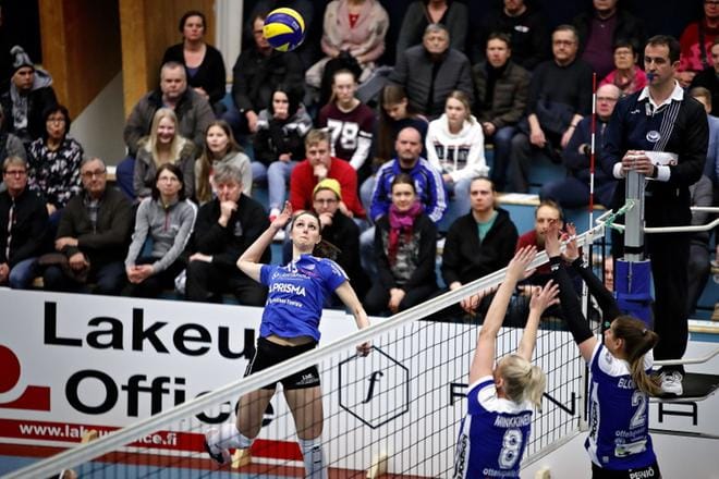 Jymyn Emmi Riikilä lyö pallon ohi LP-Vampulan Kristiina Minkkisen ja Sarah Blomgrenin. KUVA: TOMI KOSONEN