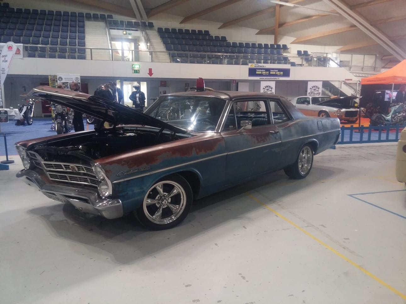 Ford Custom 500 1967. Kuva otettu Oulun american car showssa, josta tuli palkinto kotiin vietäväksi. Kalifornian auringon polttamaa pintaa ei maalata :)
