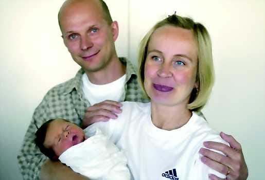 Uusi elämä. Pikkumies on mullistanut Jouni Aarnion ja Pirjo Heimon elämän.