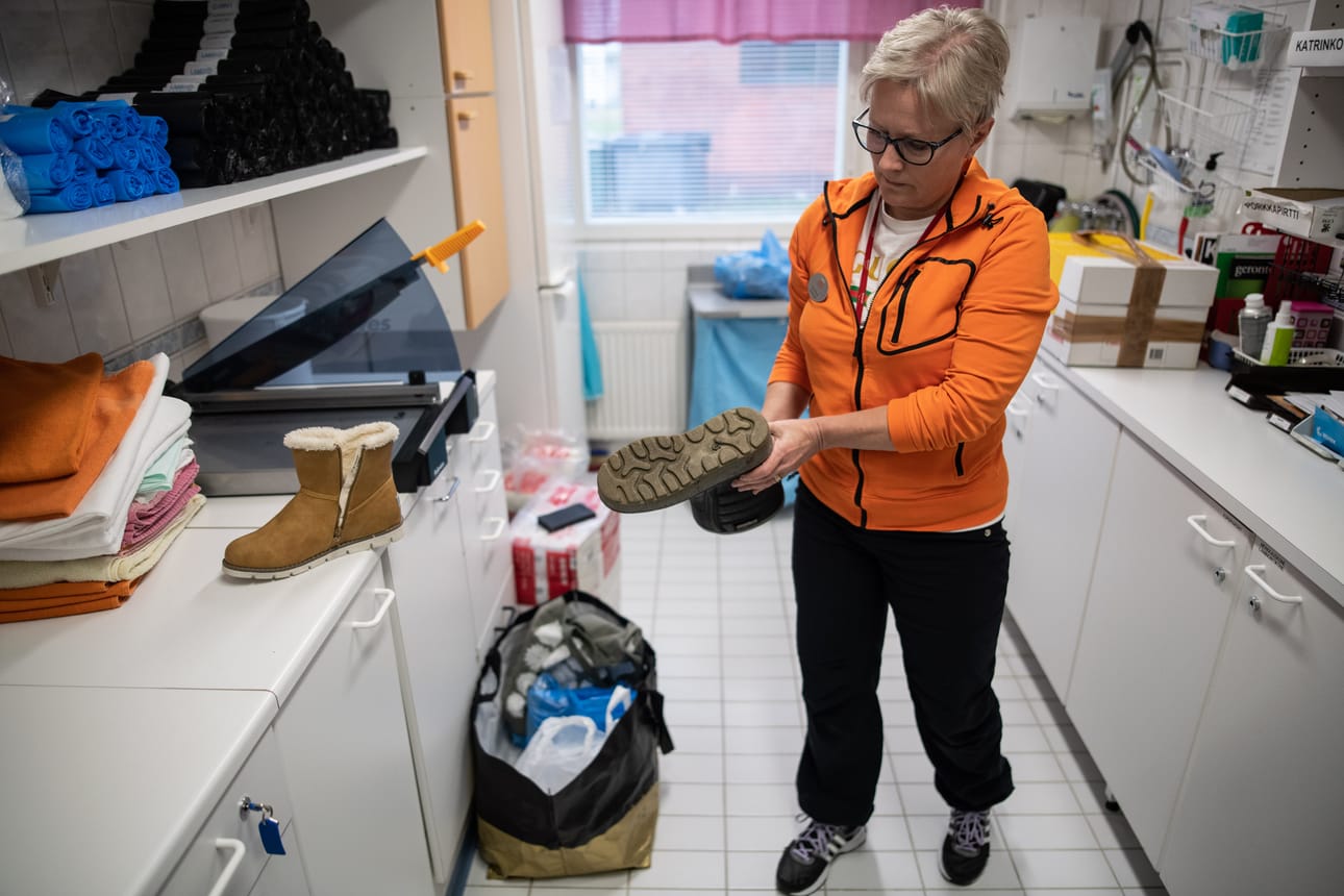 Fysioterapeutti Pirjo Hannola ohjeistaa, että kengän pohjan on oltava vähintään 8 millimetrin paksuinen.